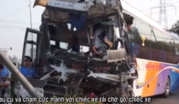 Xe khách đấu đầu xe tải, hành khách hoảng loạn đập cửa thoát thân